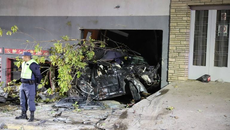 El camión sin freno dejó el tendal y anoche hallaron incrustado otro auto en la calle Salta.