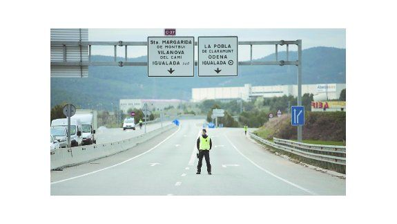Mientras en Italia esperan guardados a que las cosas vuelvan a la normalidad, España se prepara para un aislamiento casi total en todo el territorio.