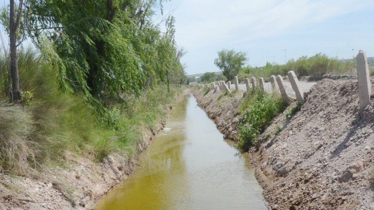 Los vecinos que padecen el mal olor y la mugre dicen que quejarse ya no sirve de nada. Algunos hasta aseguran que el estado del agua es imposible de describir.