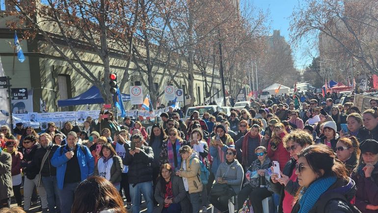 Los docentes han tenido jornadas de permanencia en la Casa de Gobierno con el objetivo de ser convocados por las autiridades. Los docentes han tenido jornadas de permanencia en la Casa de Gobierno con el objetivo de ser convocados por las autiridades.