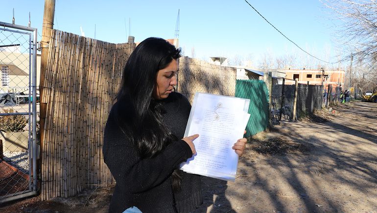 Dara es una de las vecinas que compró el lote a la cooperativa. Dijo que tiene dos hijos, uno con discapacidad, y que necesita los servicios básicos. Dara es una de las vecinas que compró el lote a la cooperativa. Dijo que tiene dos hijos, uno con discapacidad, y que necesita los servicios básicos.