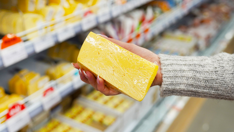 Cómo guardar el queso en la heladera para que no pierda el sabor: el error que estás cometiendo