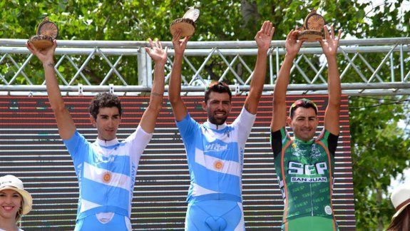 Navarrete (izq.) metió su primer podio con Argentina. Al lado de Rosas, el argentino más ganador de la historia.