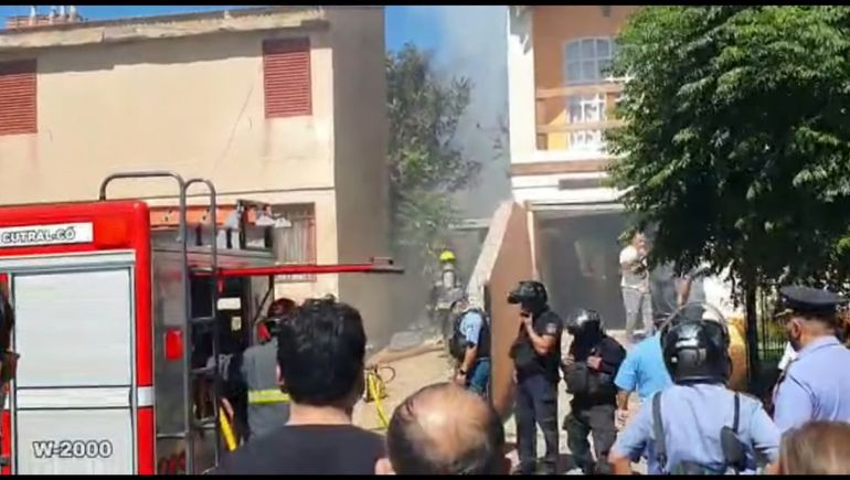 Explotó un auto que arreglaban en el patio de una casa y se desató un incendio