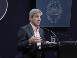 El ministro luis Caputo fue quien hizo el anuncio en una conferencia de prensa. El ministro luis Caputo fue quien hizo el anuncio en una conferencia de prensa.