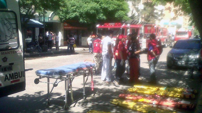 Un muerto y varios heridos al incendiarse un edificio en pleno centro