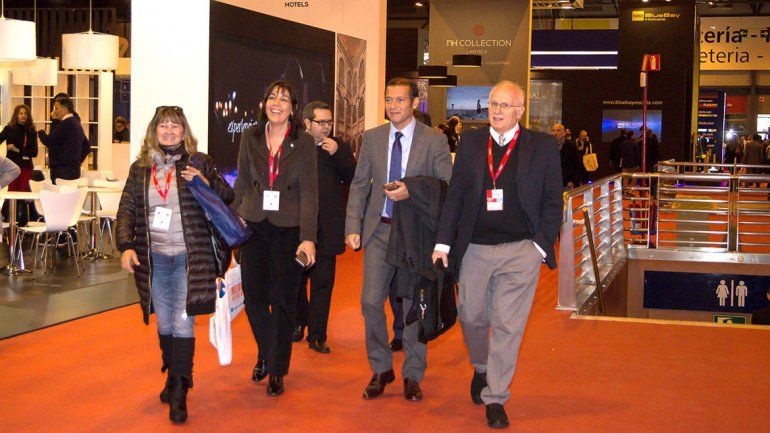 Gutiérrez y el ministro Brillo promocionan Neuquén en una feria de Madrid.