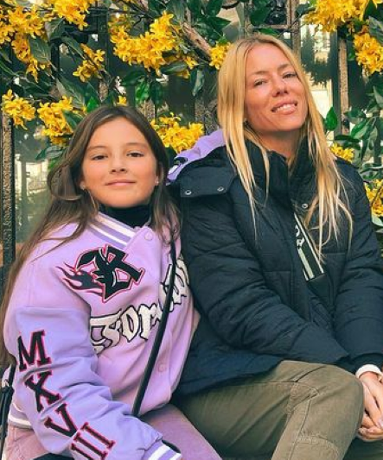 La modelo junto a su hija menor