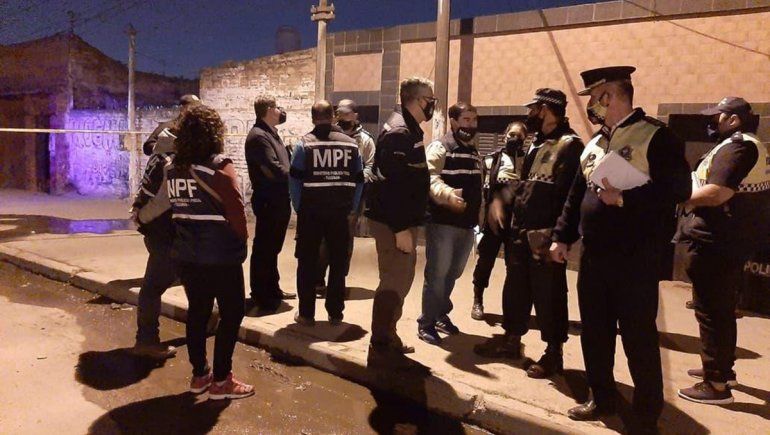 Fusilaron a una mujer que salió en defensa de su hijo