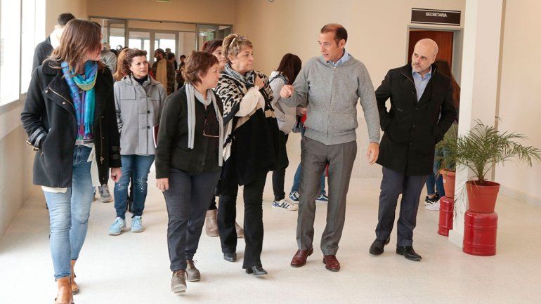 Gutiérrez visitó escuelas de Neuquén y Centenario