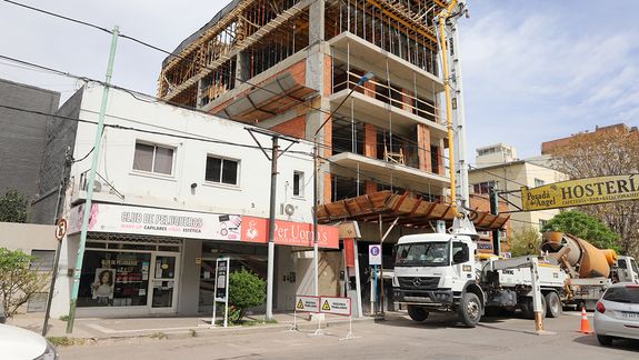 Vive un calvario desde que empezaron a construir un edificio al lado de su comercio