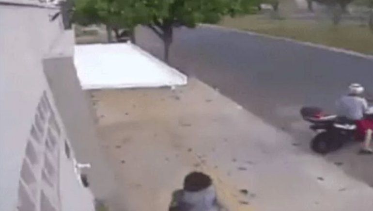 Insólito video: una mujer fue tragada por un portón