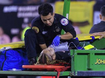 una futbolista se desmayo y tuvo que ser operada de urgencia, pero el partido siguio