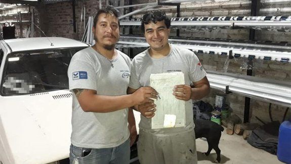 Le regaló un auto a su empleado: Es un premio a su compromiso y lealtad
