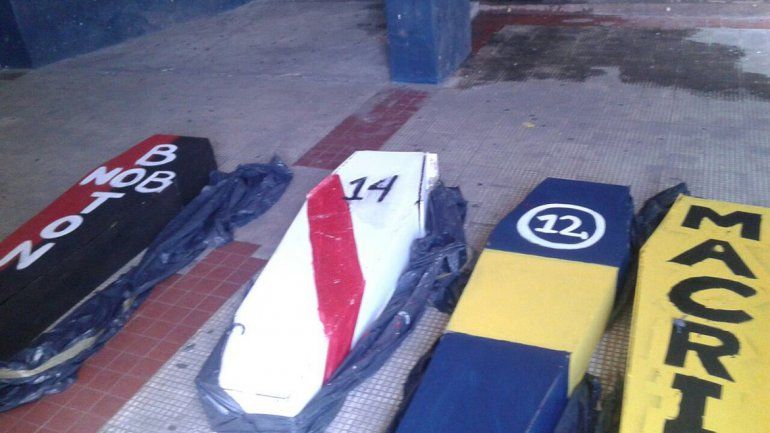 Encontraron ataúdes debajo de una tribuna dedicados a Macri y a tres clubes