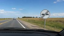 Qué significa la señal de tránsito con dos autos juntos en fondo blanco y cuatro líneas diagonales Qué significa la señal de tránsito con dos autos juntos en fondo blanco y cuatro líneas diagonales