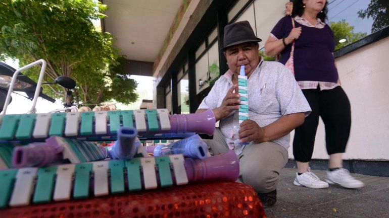 El duro oficio del vendedor ambulante en el verano