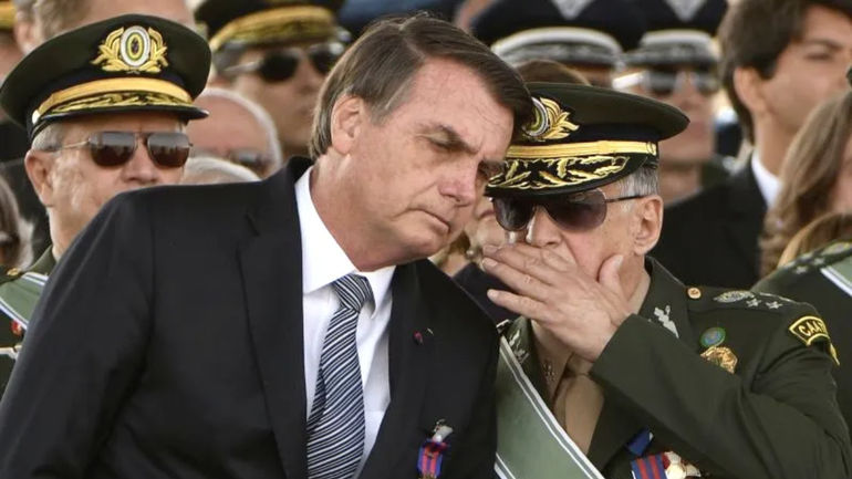 Jair Bolsonaro junto a la cúpula militar cuando era presidente de Brasil