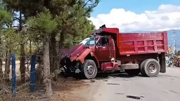 un camion choco de frente contra un colectivo con ninos: 4 muertos y 12 heridos un camion choco de frente contra un colectivo con ninos: 4 muertos y 12 heridos