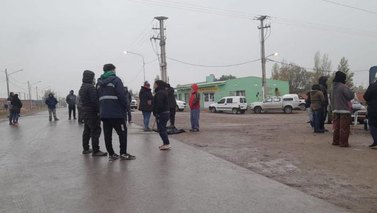 Los vecinos iniciaron un corte de ruta para pedir medidores de luz. Los vecinos iniciaron un corte de ruta para pedir medidores de luz.