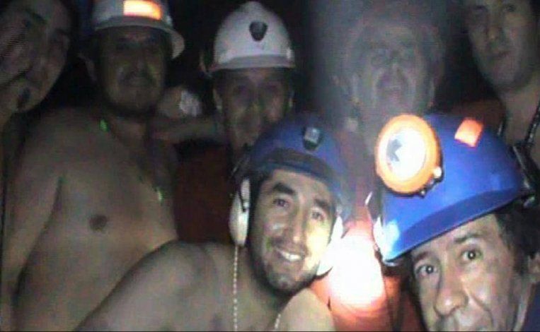 Los mineros se alimentaron con lo poco que había en el refugio.