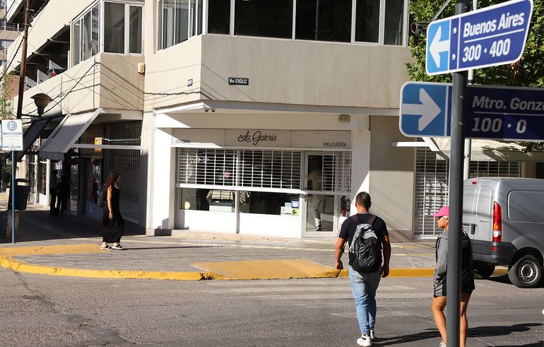 La joyería de la familia que sufrió la entradera este martes por la madrugada se mantuvo cerrada al público por los trabajos de relevamiento de elementos robados.