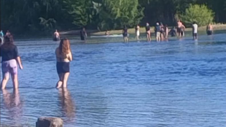 Todo ocurrió en una zona que no está habilitada para nadar. Foto gentileza AN Allen. | LM Neuquen Todo ocurrió en una zona que no está habilitada para nadar. Foto gentileza AN Allen.