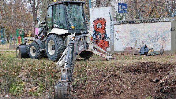Clausuraron un caño del EPAS que contaminaba el arroyo Durán