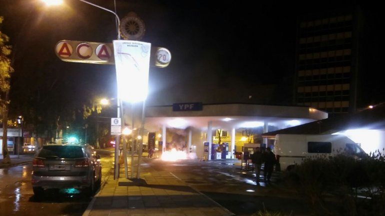Pudo ser una tragedia: un hombre incendió los surtidores del Automóvil Club