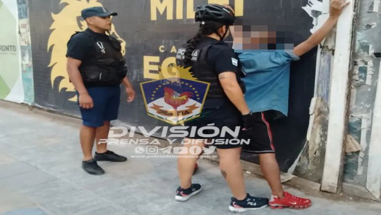 Huían caminando con plantas robadas en pleno centro