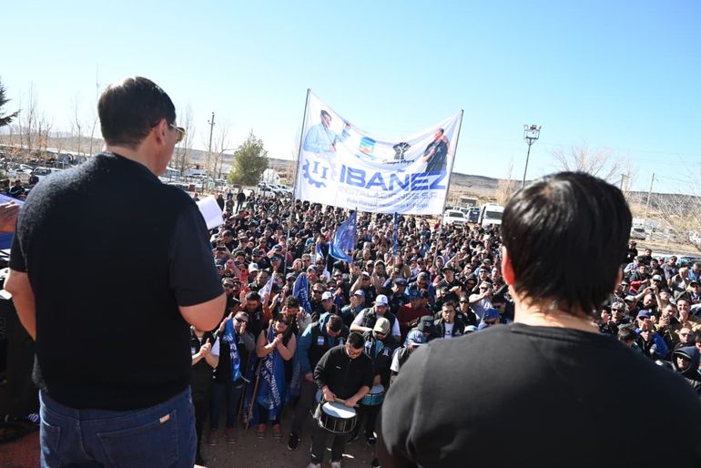 El sindicato petrolero en una asamblea en El Portón. El sindicato petrolero en una asamblea en El Portón.