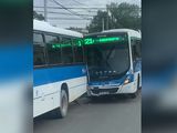 Una distracción que salió cara: chocaron dos colectivos en Valentina Sur