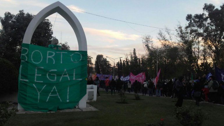 Miles de neuquinas pidieron por el aborto legal en la marcha de #NiUnaMenos