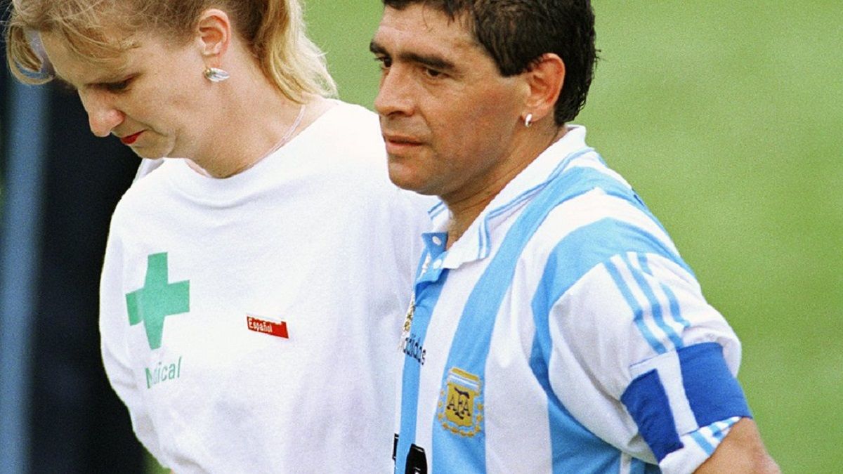 Diego Armando Maradona junto a la enfermera que lo acompañó al salir de la cancha.&nbsp;