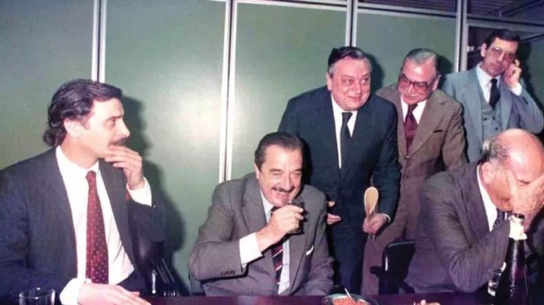 Sobisch, Alfonsín, Salvatori, Solana, Portanko y Sapag, en 1984 (Archivo Agrupación Orígenes del MPN).