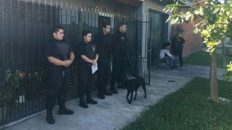 Intentó huir después de asesinar a su pareja y al hijo de ella, chocó y lo detuvieron