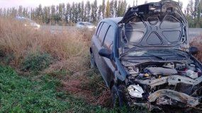 Brutal accidente: se llevó puestos los tachos de la Ruta 22, volcó y está internado