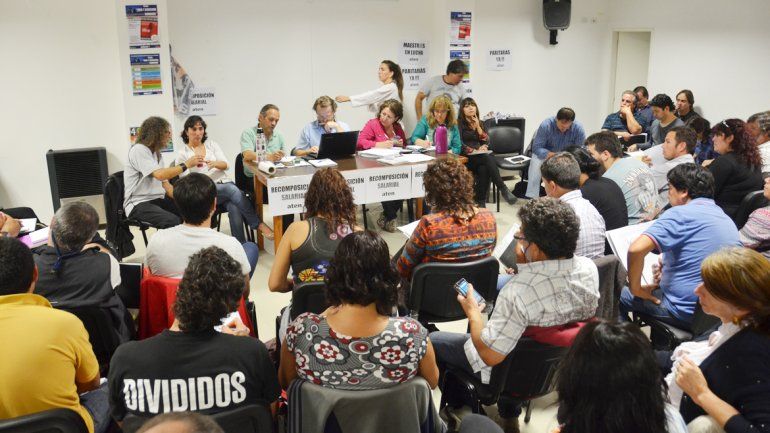 Los secretarios generales de ATEN ayer en el plenario. La última propuesta salarial del Gobierno fue rechazada por 4 mil docentes de la provincia.