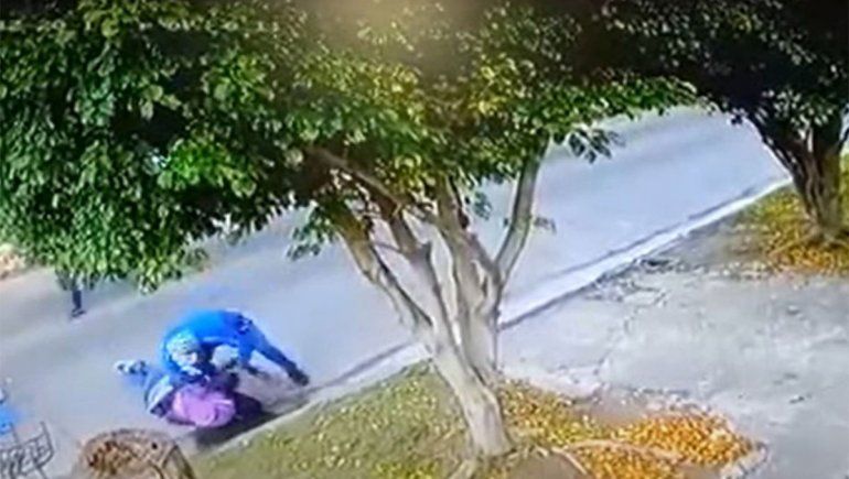 Video: a docente la tiraron de la bicicleta para robarle
