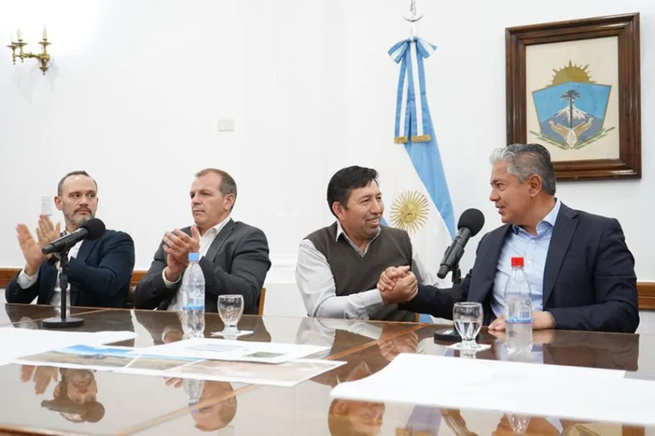 El gobernador Rolando Figueroa anunció nueva red eléctrica y parque solar en Los Chihuidos El gobernador Rolando Figueroa anunció nueva red eléctrica y parque solar en Los Chihuidos