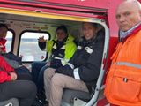 El gobernador Claudio Vidal, junto a representantes de ENARSA y la china Ghezouba en el helicóptero que sobrevoló la zona de obras en el río Santa Cruz. 