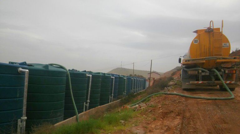 La Municipalidad de Añelo carga los tanques de abastecimiento sobre la meseta.
