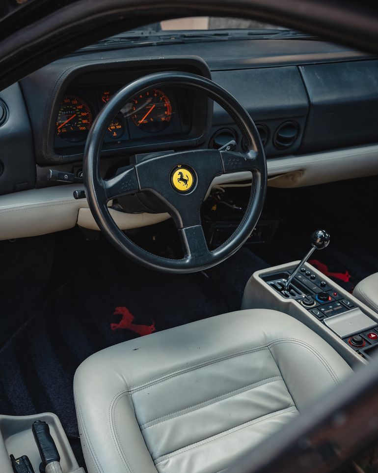 Algunas marcas aquí y allá. pero el interior de la Testarossa de Jordan también se mantuvo bien, más allá del paso del tiempo. Foto: Instagram @wearecurated. Algunas marcas aquí y allá. pero el interior de la Testarossa de Jordan también se mantuvo bien, más allá del paso del tiempo. Foto: Instagram @wearecurated.