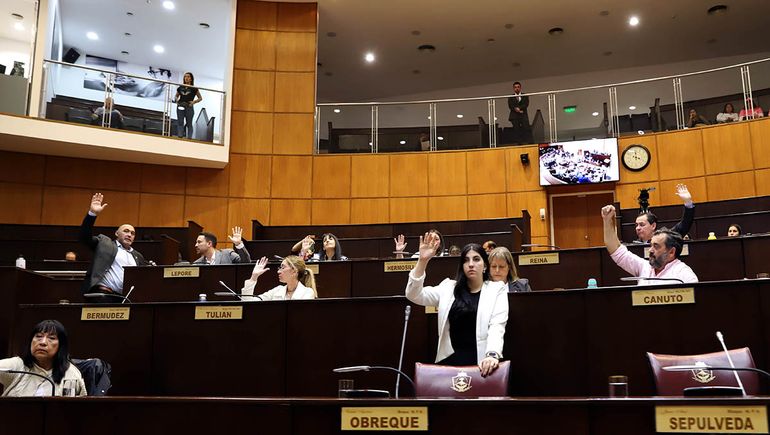 La polémica por un proyecto para crear una línea telefónica de denuncia en las escuelas de Neuquén sigue abierta. La polémica por un proyecto para crear una línea telefónica de denuncia en las escuelas de Neuquén sigue abierta.