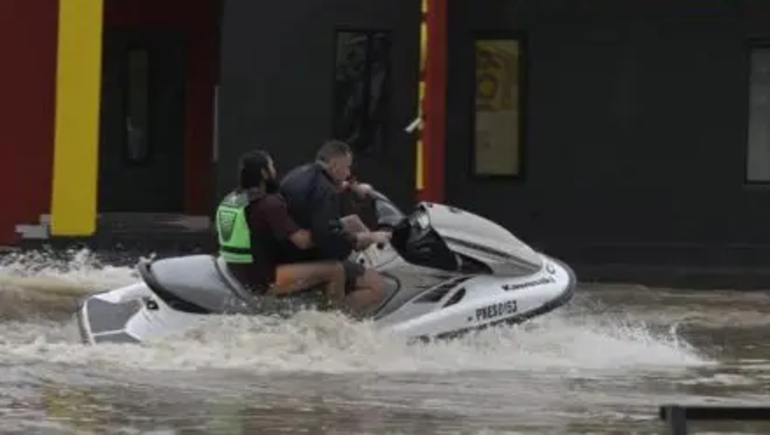 Héroes en el temporal de Bahía Blanca: rescataron más de 40 personas en una moto de agua