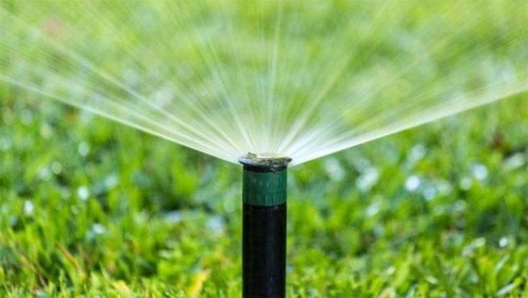 Dañó el paredón de su vecino al usar demasiada agua y fue demandado