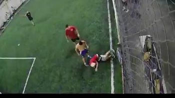 Quiso robar una bicicleta, suspendieron el partido de fútbol y lo atraparon. Ocurrió en Rosario. Quiso robar una bicicleta, suspendieron el partido de fútbol y lo atraparon. Ocurrió en Rosario.