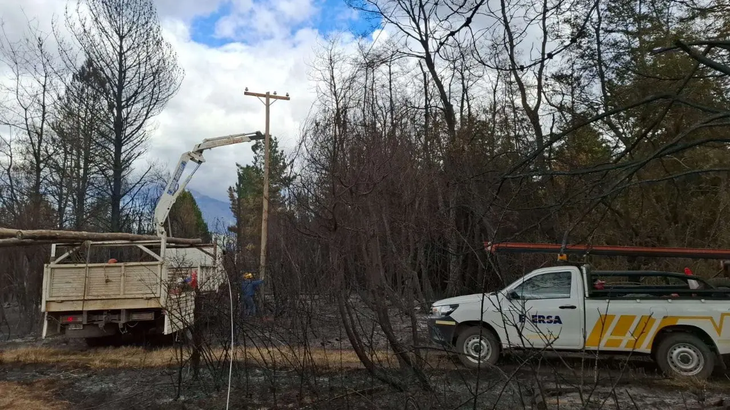 Las llamas provocaron graves daños en la infraestructura eléctrica de El Bolsón. Foto: gobierno de Río Negro. Las llamas provocaron graves daños en la infraestructura eléctrica de El Bolsón. Foto: gobierno de Río Negro.
