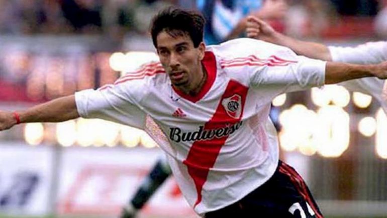 Pipino Cuevas con la camiseta de River Pipino Cuevas con la camiseta de River