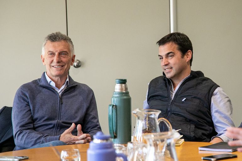 El intendente Ram&oacute;n Lan&uacute;s junto a Mauricio Macri.